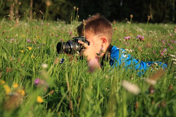 Photo d'un enfant en observation nature